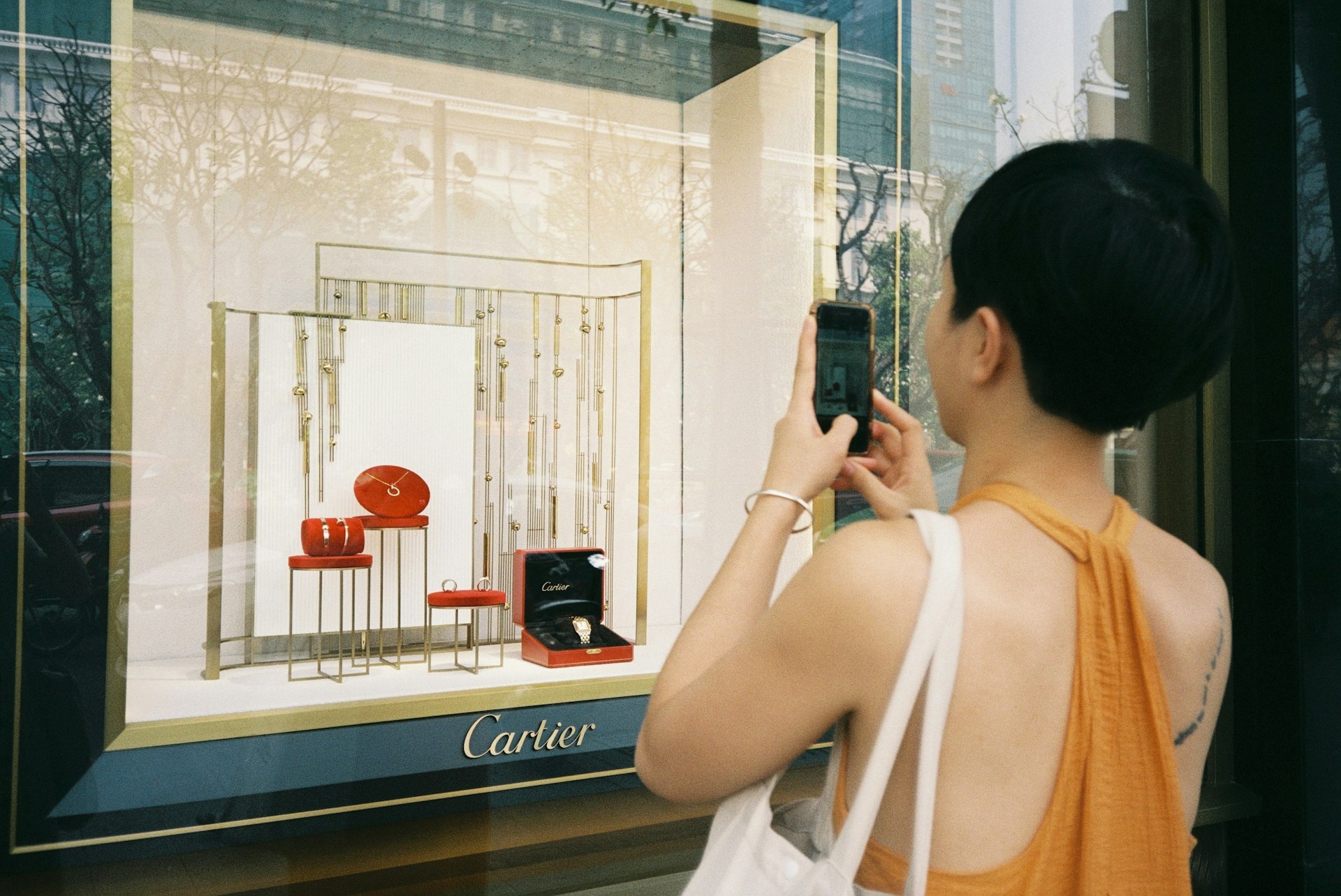 Transforming Retail: How Augmented Reality Redefines Shopping Experiences